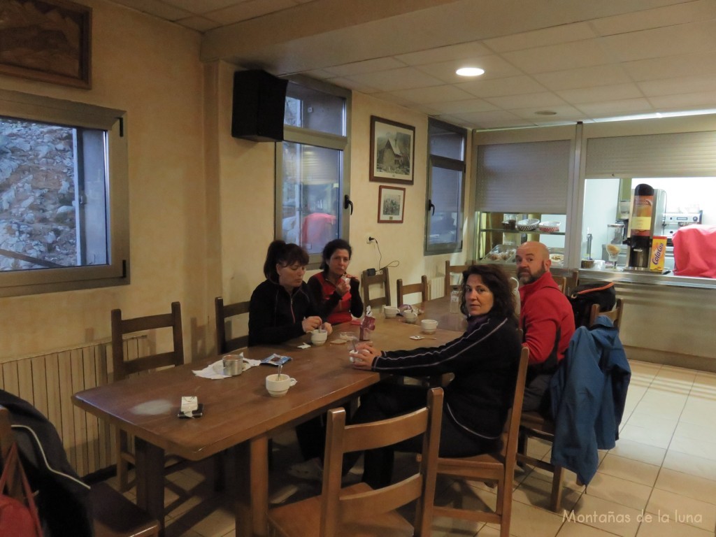 Olga, Xita, Juany y Lea desayunando en el Refugio Ángel Orús